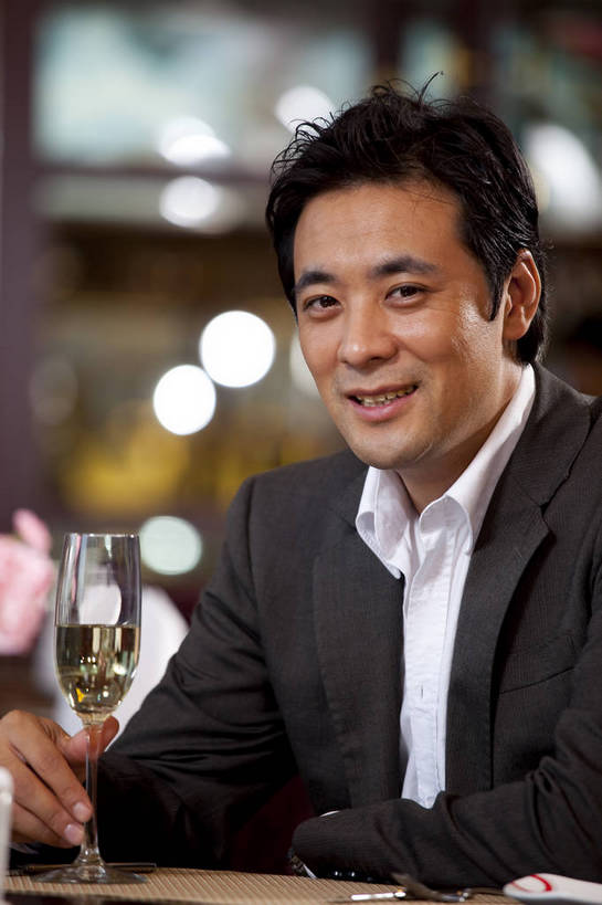 东方人,一个人,餐厅,微笑,竖图,彩色,室内,时尚,西餐,中国,亚洲,图片,娱乐,喝酒,休息,休闲,放松,摄影,生活方式,酒会,东亚,中华人民共和国,男人,男性,亚洲人,中国人,年轻人,坐着,半身,高兴,愉快,bj174