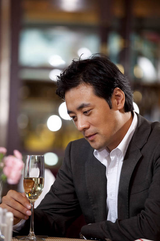 东方人,一个人,餐厅,微笑,竖图,彩色,室内,时尚,西餐,中国,亚洲,图片,娱乐,喝酒,休息,休闲,放松,摄影,生活方式,酒会,东亚,中华人民共和国,男人,男性,亚洲人,中国人,年轻人,坐着,半身,高兴,愉快,bj174