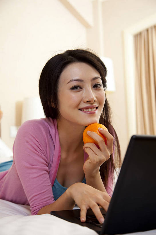 东方人,一个人,竖图,彩色,室内,时尚,电脑,卧室,中国,亚洲,图片,娱乐,笔记本,趴着,休闲,放松,美女,摄影,生活方式,东亚,中华人民共和国,上网,女人,女性,亚洲人,中国人,年轻人,全身,高兴,愉快,bj174