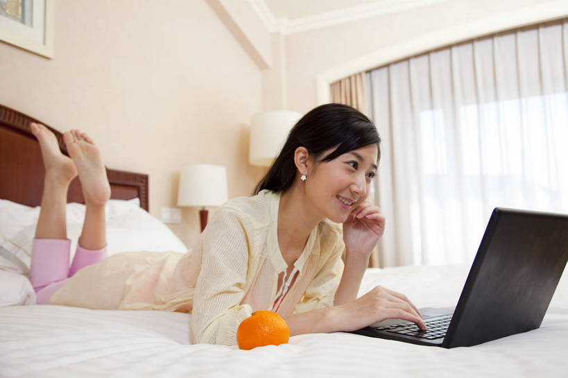 东方人,两个人,横图,彩色,室内,时尚,电脑,卧室,中国,亚洲,图片,娱乐,笔记本,趴着,休闲,放松,美女,摄影,生活方式,东亚,中华人民共和国,上网,女人,女性,亚洲人,中国人,年轻人,全身,高兴,愉快,bj174