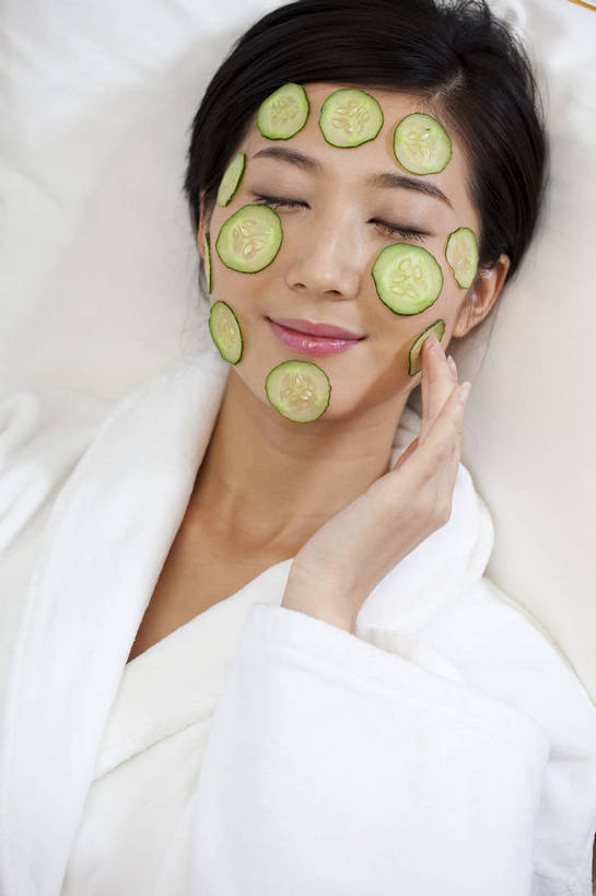 东方人,一个人,竖图,彩色,室内,化妆,美容,时尚,卧室,中国,亚洲,护肤,梳妆,图片,休闲,放松,美女,摄影,生活方式,东亚,中华人民共和国,女人,女性,亚洲人,中国人,年轻人,躺着,半身,高兴,愉快,bj174