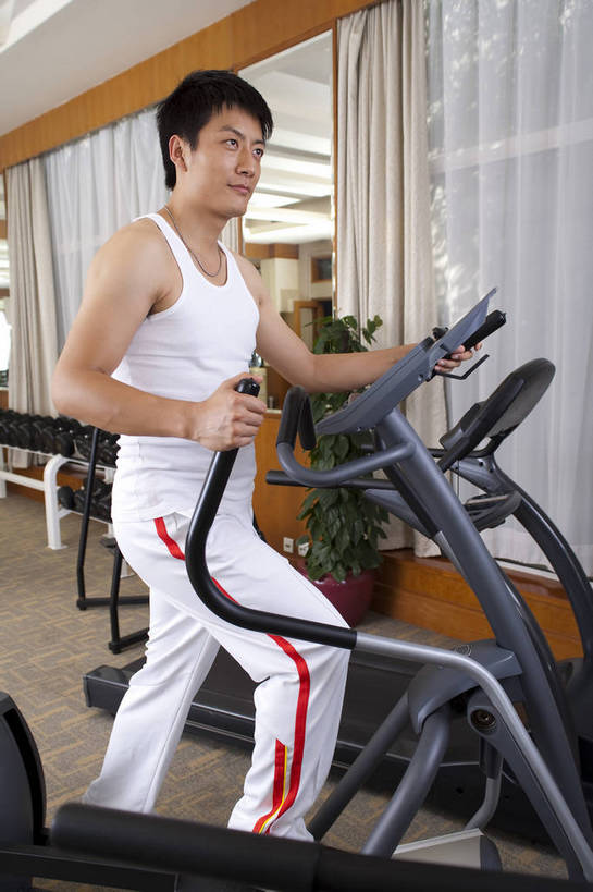 东方人,一个人,健身房,竖图,彩色,室内,时尚,快乐,幸福,中国,亚洲,图片,站着,享受,休闲,放松,美体,摄影,生活方式,健身器材,东亚,中华人民共和国,男人,男性,亚洲人,中国人,年轻人,全身,健身,高兴,愉快,跑步机,bj174