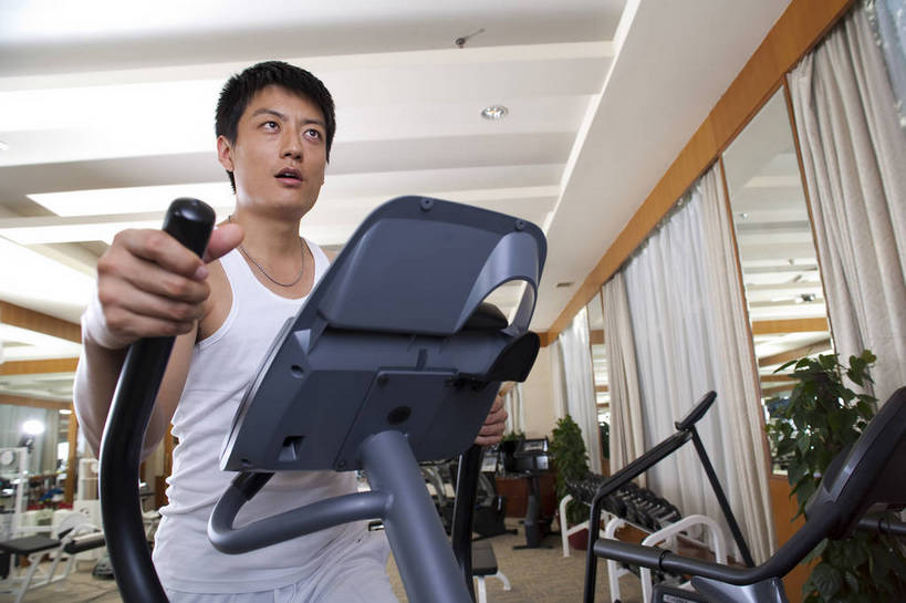 东方人,一个人,健身房,横图,彩色,室内,时尚,快乐,幸福,中国,亚洲,图片,站着,享受,休闲,放松,美体,摄影,生活方式,健身器材,东亚,中华人民共和国,男人,男性,亚洲人,中国人,年轻人,全身,健身,高兴,愉快,跑步机,bj174