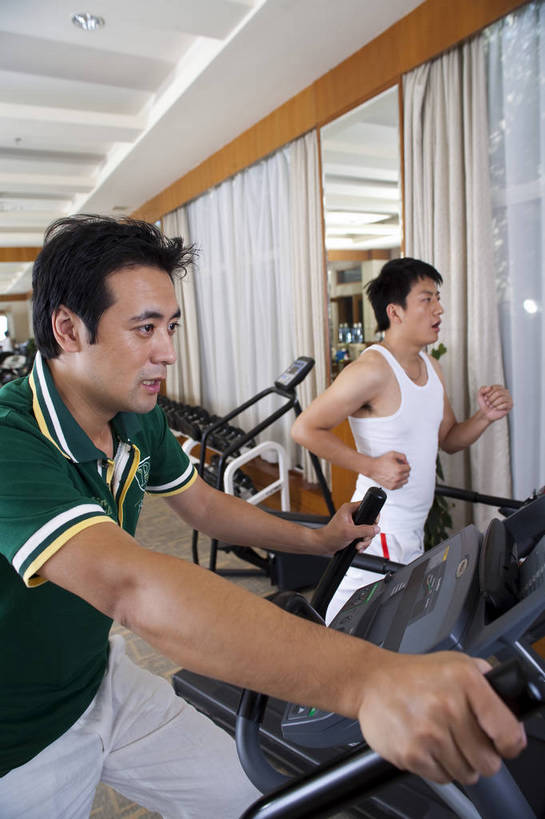 东方人,两个人,健身房,竖图,彩色,室内,时尚,快乐,幸福,中国,亚洲,图片,站着,享受,休闲,放松,美体,摄影,生活方式,健身器材,东亚,中华人民共和国,男人,男性,亚洲人,中国人,年轻人,全身,健身,高兴,愉快,跑步机,bj174