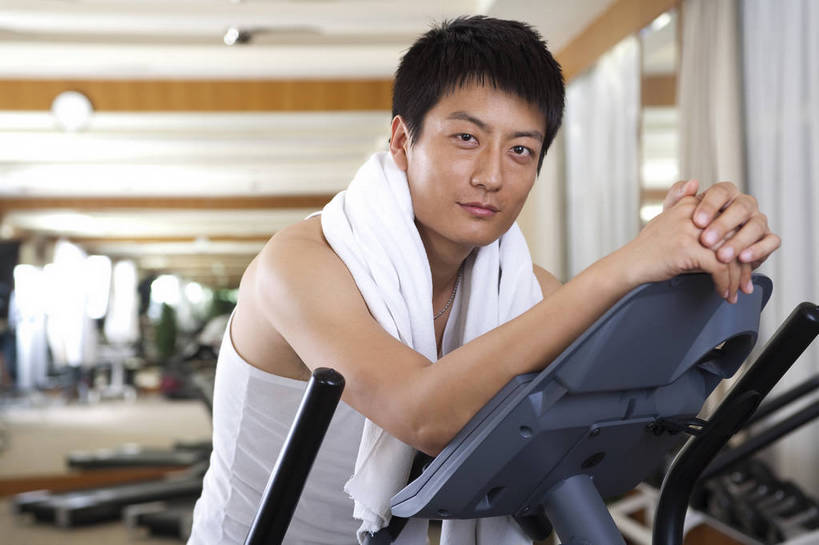 东方人,一个人,健身房,横图,彩色,室内,时尚,快乐,幸福,中国,亚洲,图片,站着,享受,休闲,放松,美体,摄影,生活方式,健身器材,东亚,中华人民共和国,男人,男性,亚洲人,中国人,年轻人,全身,健身,高兴,愉快,跑步机,bj174