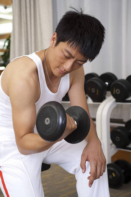 东方人,一个人,健身房,竖图,彩色,室内,时尚,快乐,幸福,中国,亚洲,图片,享受,休闲,放松,美体,摄影,生活方式,健身器材,东亚,中华人民共和国,举重机,男人,男性,亚洲人,中国人,年轻人,坐着,全身,健身,高兴,愉快,bj174