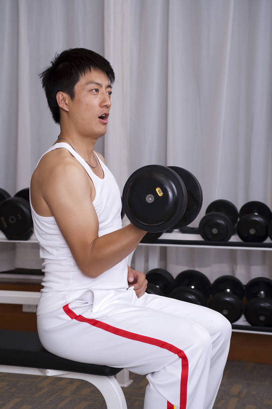 东方人,一个人,健身房,竖图,彩色,室内,时尚,快乐,幸福,中国,亚洲,图片,享受,休闲,放松,美体,摄影,生活方式,健身器材,东亚,中华人民共和国,举重机,男人,男性,亚洲人,中国人,年轻人,坐着,半身,健身,高兴,愉快,bj174