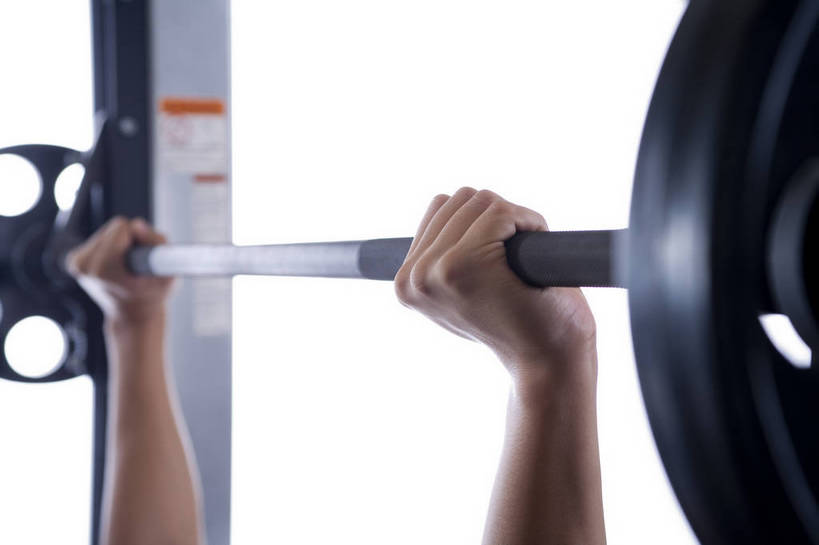 东方人,一个人,健身房,横图,彩色,室内,时尚,快乐,幸福,中国,亚洲,图片,享受,休闲,放松,美体,摄影,生活方式,健身器材,东亚,中华人民共和国,举重机,男人,男性,亚洲人,中国人,年轻人,躺着,半身,健身,高兴,愉快,bj174