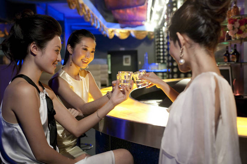 东方人,三个人,餐厅,微笑,横图,彩色,室内,聚会,时尚,西餐,中国,亚洲,图片,娱乐,晚会,喝酒,休息,休闲,放松,美女,摄影,生活方式,东亚,中华人民共和国,男人,男性,女人,女性,亚洲人,中国人,年轻人,坐着,半身,高兴,愉快,bj174