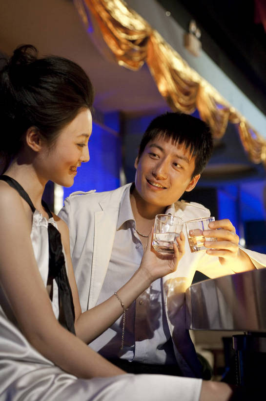 东方人,三个人,餐厅,微笑,竖图,彩色,室内,聚会,时尚,西餐,中国,亚洲,图片,娱乐,晚会,喝酒,休息,休闲,放松,美女,摄影,生活方式,东亚,中华人民共和国,男人,男性,女人,女性,亚洲人,中国人,年轻人,坐着,半身,高兴,愉快,bj174