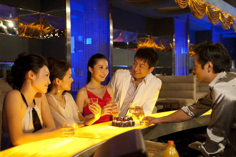 东方人,餐厅,微笑,横图,彩色,室内,聚会,时尚,西餐,中国,亚洲,图片,许多人,娱乐,晚会,喝酒,一群人,休息,休闲,放松,美女,摄影,生活方式,东亚,中华人民共和国,男人,男性,女人,女性,亚洲人,中国人,年轻人,坐着,半身,高兴,愉快,bj174