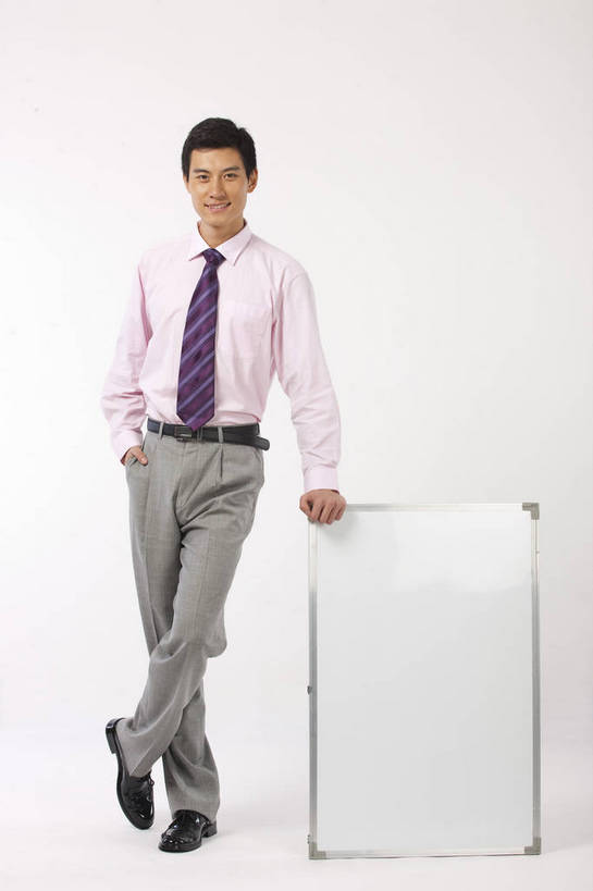 东方人,一个人,商务人士,商务男性,微笑,竖图,彩色,室内,白天,衬衫,商务,成功,信心,职员,中国,亚洲,套装,正装,信息,图片,布告,布告栏,白板,站着,摄影,西裤,通知,公告,传播,消息,商务装,工薪阶层,东亚,公布栏,男人,男性,亚洲人,中国人,年轻人,白领,上班族,全身,影棚拍摄,衬衣,高兴,办公,bj174