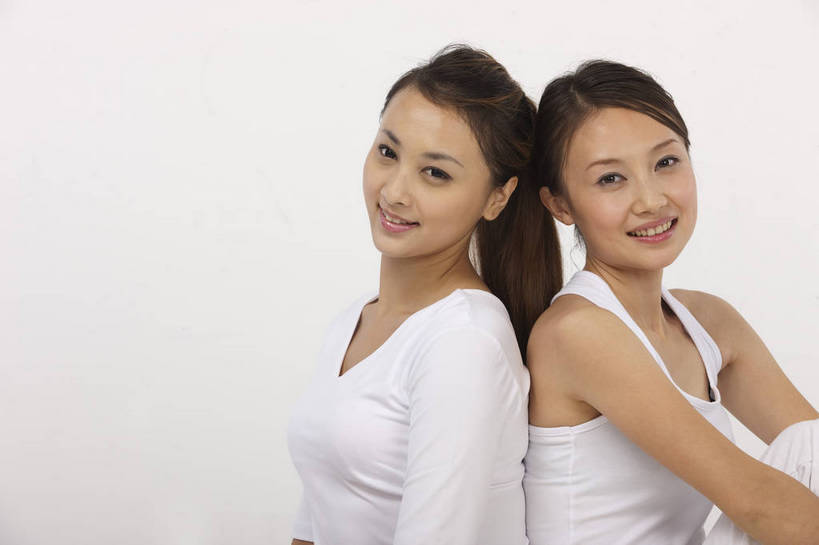 东方人,两个人,微笑,横图,彩色,室内,白天,友谊,中国,亚洲,图片,休闲装,背靠背,享受,休闲,放松,美女,摄影,生活方式,轻松,东亚,友情,女孩,女人,女性,亚洲人,中国人,年轻人,坐着,半身,影棚拍摄,高兴,愉快,bj174