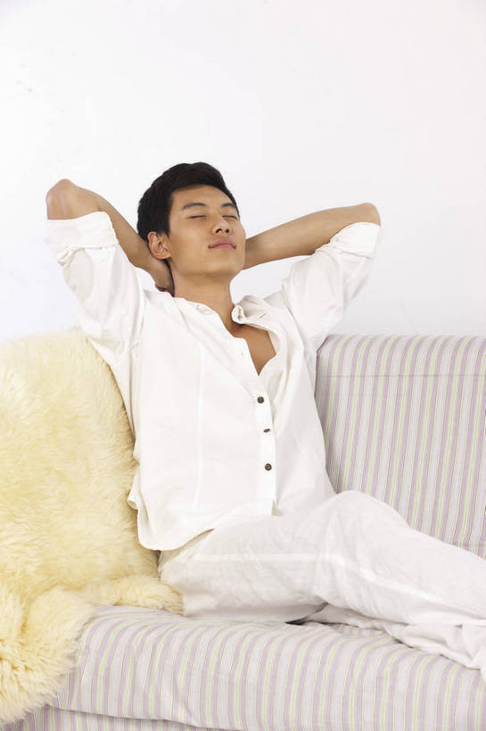 东方人,一个人,微笑,竖图,彩色,室内,白天,沙发,中国,亚洲,图片,休闲装,伸懒腰,享受,休闲,放松,摄影,生活方式,轻松,东亚,男人,男性,亚洲人,中国人,年轻人,坐着,全身,影棚拍摄,高兴,愉快,bj174