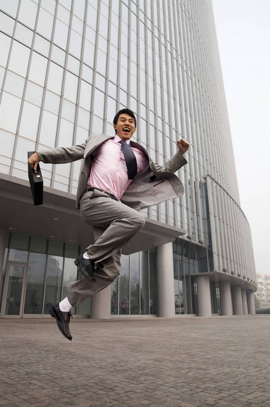 东方人,一个人,商务人士,商务男性,笑,竖图,彩色,室外,白天,衬衫,西装,商务,兴奋,成功,办公楼,信心,职员,建筑,中国,亚洲,套装,正装,公文包,图片,现代建筑,握拳,摩天大厦,商务楼,金融,摄影,经济,商务装,文件箱,贸易,工薪阶层,东亚,男人,男性,亚洲人,中国人,年轻人,白领,上班族,跳跃,全身,衬衣,高兴,办公,商业,大楼,bj174