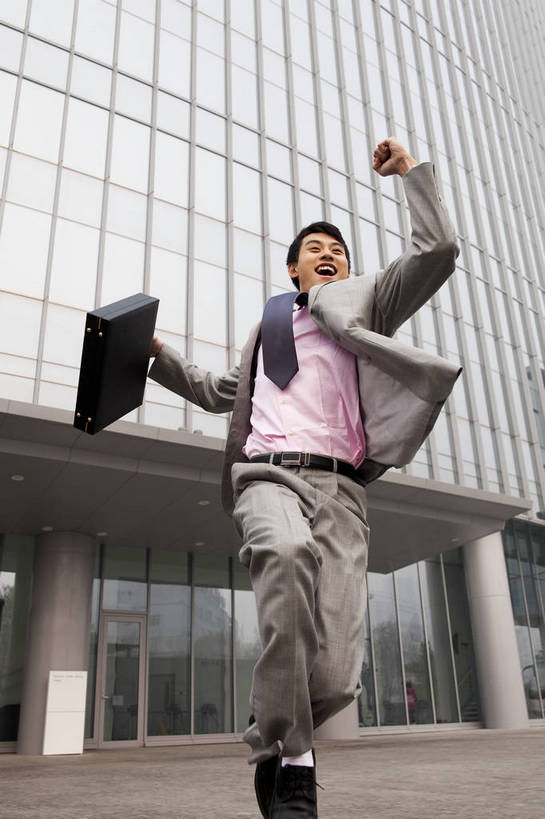 东方人,一个人,商务人士,商务男性,笑,竖图,彩色,室外,白天,衬衫,西装,商务,兴奋,成功,办公楼,信心,职员,建筑,中国,亚洲,套装,正装,公文包,图片,现代建筑,握拳,摩天大厦,商务楼,金融,摄影,经济,商务装,文件箱,贸易,工薪阶层,东亚,男人,男性,亚洲人,中国人,年轻人,白领,上班族,跳跃,全身,衬衣,高兴,办公,商业,大楼,bj174
