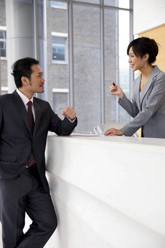 东方人,两个人,商务人士,前台,商务男性,商务女性,办公室,微笑,竖图,彩色,室内,白天,衬衫,西装,商务,成功,合作,信心,职员,中国,亚洲,套装,正装,图片,现代建筑,站着,美女,金融,摄影,经济,商务装,咨询,贸易,工薪阶层,东亚,友情,男人,男性,女人,女性,亚洲人,中国人,年轻人,白领,上班族,半身,衬衣,高兴,办公,商业,bj174