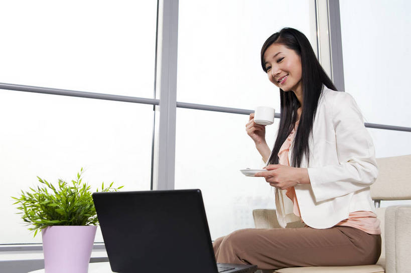 东方人,一个人,商务人士,商务女性,办公室,微笑,横图,彩色,室内,白天,西装,商务,成功,信心,职员,中国,亚洲,套装,正装,图片,盆景,喝咖啡,现代建筑,玻璃窗,笔记本,绿色植物,休息,美女,金融,摄影,经济,商务装,贸易,工薪阶层,东亚,手提电脑,女人,女性,亚洲人,中国人,年轻人,白领,上班族,坐着,半身,高兴,办公,商业,bj174