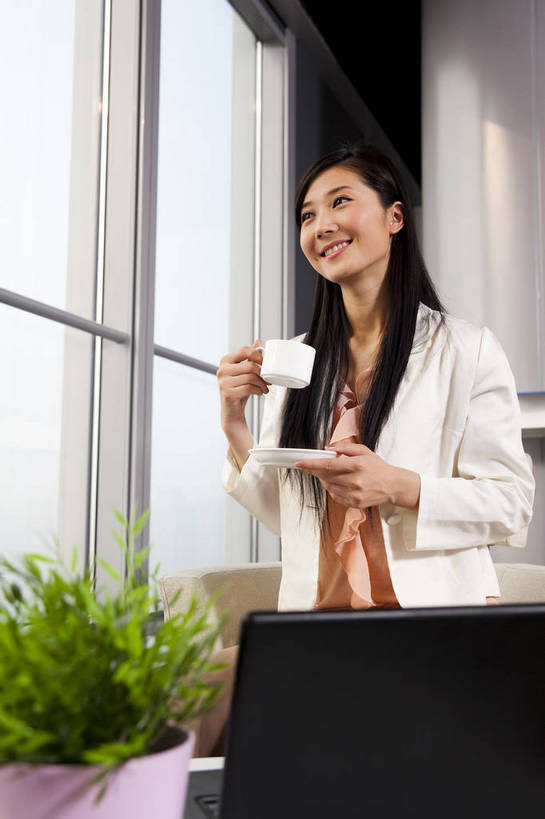 东方人,一个人,商务人士,商务女性,办公室,微笑,竖图,彩色,室内,白天,西装,商务,成功,信心,职员,中国,亚洲,套装,正装,图片,盆景,喝咖啡,现代建筑,玻璃窗,笔记本,绿色植物,休息,美女,金融,摄影,经济,商务装,贸易,工薪阶层,东亚,手提电脑,女人,女性,亚洲人,中国人,年轻人,白领,上班族,坐着,半身,高兴,办公,商业,bj174