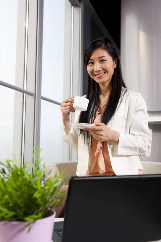 东方人,一个人,商务人士,商务女性,办公室,微笑,竖图,彩色,室内,白天,西装,商务,成功,信心,职员,中国,亚洲,套装,正装,图片,盆景,喝咖啡,现代建筑,玻璃窗,笔记本,绿色植物,休息,美女,金融,摄影,经济,商务装,贸易,工薪阶层,东亚,手提电脑,女人,女性,亚洲人,中国人,年轻人,白领,上班族,坐着,半身,高兴,办公,商业,bj174