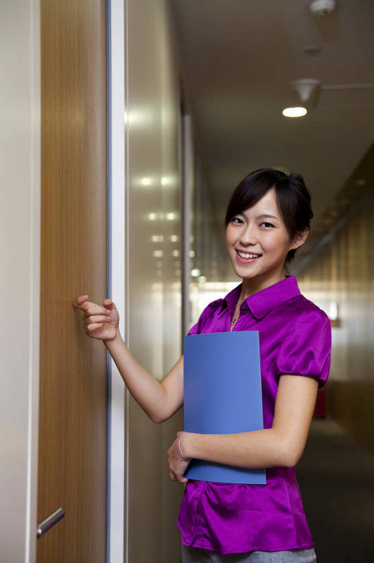 东方人,一个人,商务人士,商务女性,办公室,竖图,彩色,室内,白天,西装,商务,成功,信心,职员,门,中国,亚洲,套装,正装,图片,文件,文件夹,现代建筑,站着,美女,金融,摄影,经济,商务装,贸易,工薪阶层,东亚,女人,女性,亚洲人,中国人,年轻人,白领,上班族,半身,高兴,办公,商业,敲门,bj174