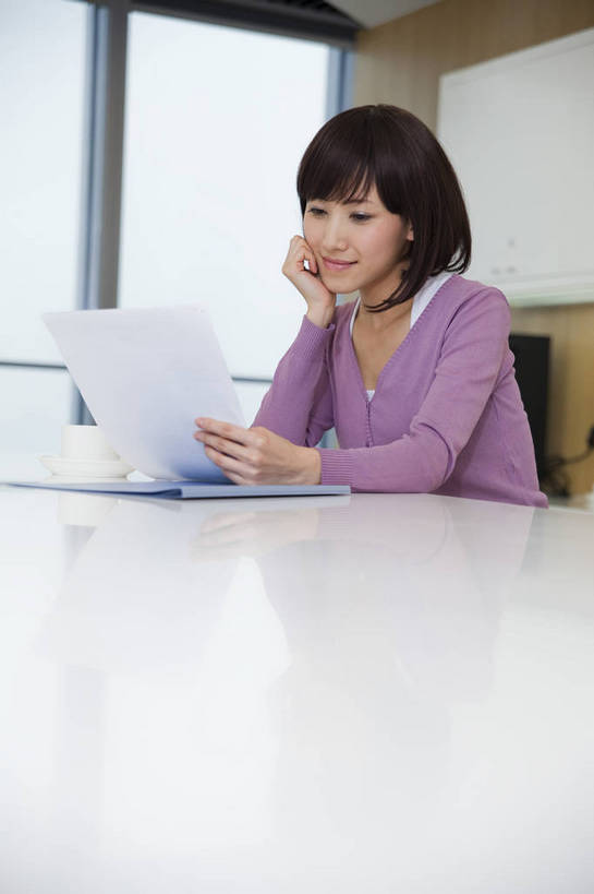 东方人,一个人,商务人士,商务女性,办公室,竖图,彩色,室内,白天,西装,商务,成功,信心,职员,中国,亚洲,套装,正装,工作,图片,文件,文件夹,现代建筑,美女,金融,摄影,休息室,经济,商务装,贸易,工薪阶层,东亚,茶水间,女人,女性,亚洲人,中国人,年轻人,白领,上班族,坐着,半身,高兴,办公,商业,bj174