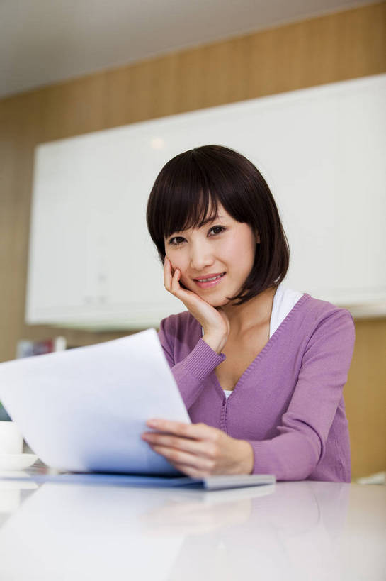 东方人,一个人,商务人士,商务女性,办公室,竖图,彩色,室内,白天,西装,商务,成功,信心,职员,中国,亚洲,套装,正装,工作,图片,文件,文件夹,现代建筑,美女,金融,摄影,休息室,经济,商务装,贸易,工薪阶层,东亚,茶水间,女人,女性,亚洲人,中国人,年轻人,白领,上班族,坐着,半身,高兴,办公,商业,bj174