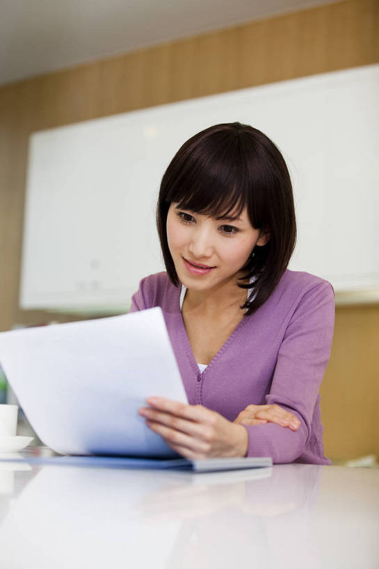 东方人,一个人,商务人士,商务女性,办公室,竖图,彩色,室内,白天,西装,商务,成功,信心,职员,中国,亚洲,套装,正装,工作,图片,文件,文件夹,现代建筑,美女,金融,摄影,休息室,经济,商务装,贸易,工薪阶层,东亚,茶水间,女人,女性,亚洲人,中国人,年轻人,白领,上班族,坐着,半身,高兴,办公,商业,bj174