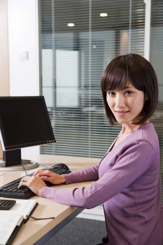 东方人,一个人,商务人士,商务女性,办公室,微笑,竖图,彩色,室内,白天,商务,成功,信心,职员,电脑,中国,亚洲,套装,正装,工作,图片,现代建筑,笔记本,美女,金融,摄影,经济,操作,玻璃墙,商务装,贸易,工薪阶层,东亚,百页窗,女人,女性,亚洲人,中国人,年轻人,白领,上班族,坐着,半身,高兴,办公,商业,bj174