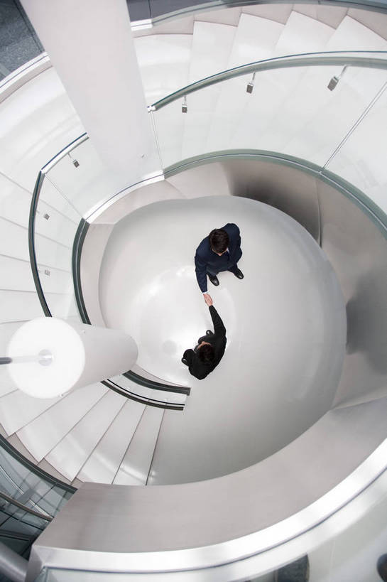 东方人,两个人,商务人士,商务男性,办公室,握手,竖图,俯视,彩色,室内,白天,衬衫,西装,商务,成功,合作,信心,职员,楼梯,建筑,中国,亚洲,套装,正装,图片,现代建筑,台阶,站着,金融,摄影,拱形,经济,玻璃墙,商务装,旋转楼梯,贸易,工薪阶层,东亚,友情,男人,男性,亚洲人,中国人,年轻人,白领,上班族,高角度拍摄,全身,衬衣,高兴,办公,商业,bj174