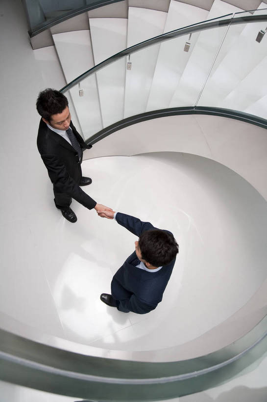 东方人,两个人,商务人士,商务男性,办公室,握手,竖图,俯视,彩色,室内,白天,衬衫,西装,商务,成功,合作,信心,职员,楼梯,建筑,中国,亚洲,套装,正装,图片,现代建筑,台阶,站着,金融,摄影,拱形,经济,玻璃墙,商务装,旋转楼梯,贸易,工薪阶层,东亚,友情,男人,男性,亚洲人,中国人,年轻人,白领,上班族,高角度拍摄,全身,衬衣,高兴,办公,商业,bj174