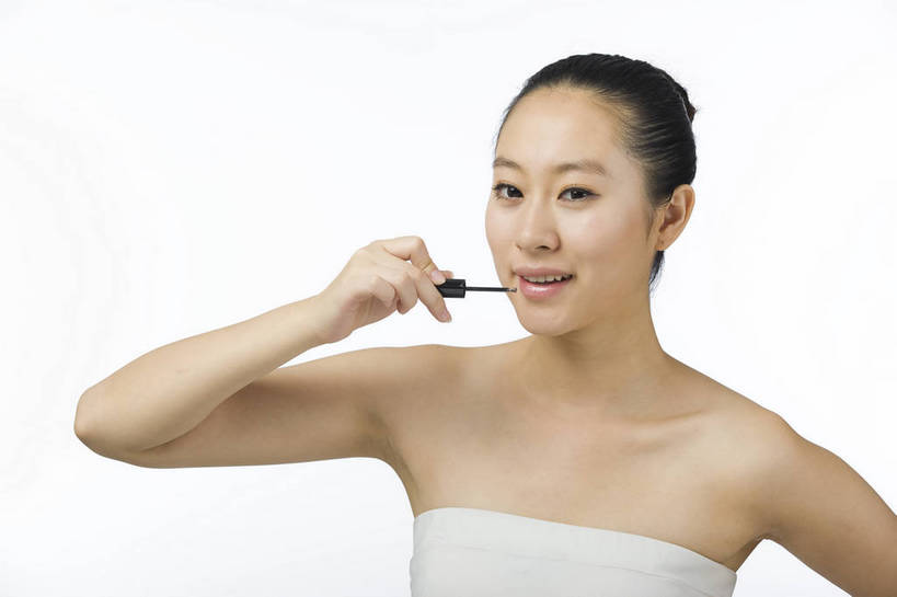 东方人,五官,眼睛,脸颊,手,头发,一个人,横图,彩色,室内,白色背景,正面,化妆,美容,时尚,北京,中国,仅一个年轻女性,仅一个女性,仅一个人,图片,黑色,站着,休闲,健康,舒服,美女,姿势,摄影,生活方式,皮肤,修饰,动作,毛发,化妆用品,唇蜜,年轻女性,女人,女性,中国人,年轻人,嘴唇,半身,影棚拍摄,愉快,bj174