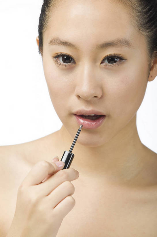 东方人,五官,眼睛,脸颊,手,头发,一个人,竖图,彩色,室内,白色背景,正面,化妆,美容,时尚,北京,中国,仅一个年轻女性,仅一个女性,仅一个人,图片,黑色,站着,休闲,健康,舒服,美女,姿势,摄影,生活方式,皮肤,修饰,动作,毛发,化妆用品,唇蜜,年轻女性,女人,女性,中国人,年轻人,嘴唇,半身,影棚拍摄,愉快,bj174