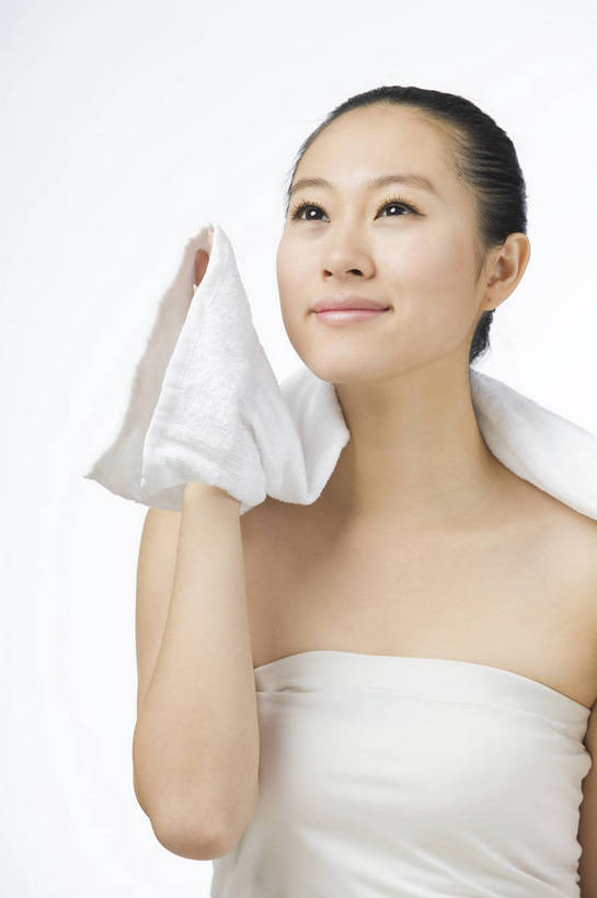 东方人,五官,眼睛,嘴,脸颊,头发,一个人,竖图,彩色,室内,白色背景,正面,美容,时尚,北京,中国,仅一个年轻女性,仅一个女性,仅一个人,图片,黑色,毛巾,擦汗,清洁,站着,休闲,健康,舒服,美女,姿势,摄影,生活方式,皮肤,修饰,动作,毛发,化妆用品,年轻女性,女人,女性,中国人,年轻人,半身,影棚拍摄,愉快,bj174