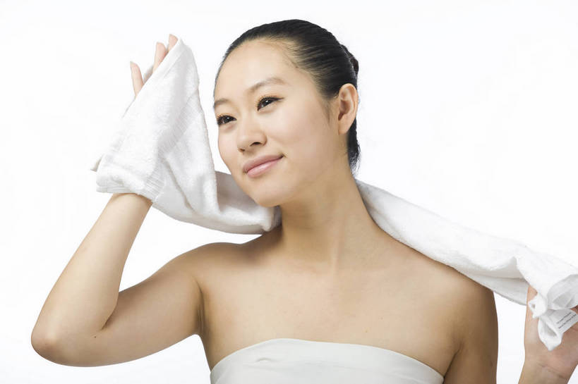 东方人,五官,眼睛,嘴,脸颊,头发,一个人,横图,彩色,室内,白色背景,正面,美容,时尚,北京,中国,仅一个年轻女性,仅一个女性,仅一个人,图片,黑色,毛巾,擦汗,清洁,站着,休闲,健康,舒服,美女,姿势,摄影,生活方式,皮肤,修饰,动作,毛发,化妆用品,年轻女性,女人,女性,中国人,年轻人,半身,影棚拍摄,愉快,bj174