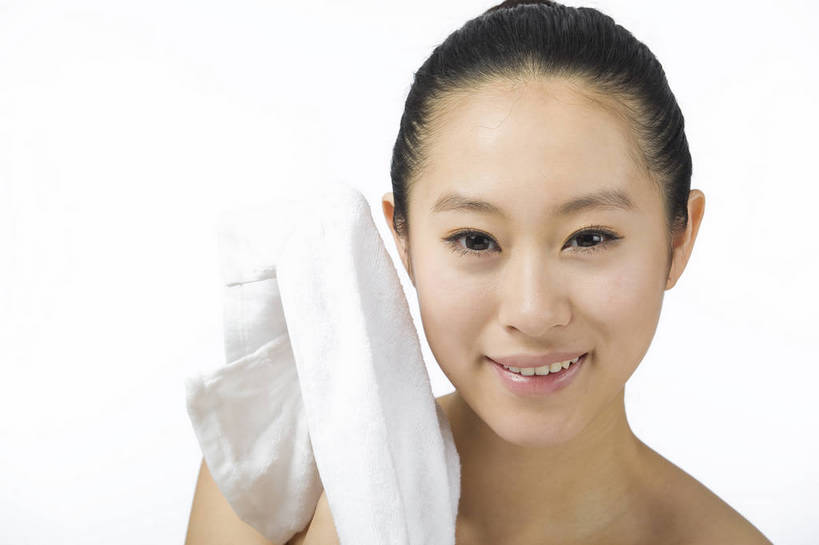 东方人,五官,眼睛,嘴,脸颊,头发,一个人,横图,彩色,室内,白色背景,正面,美容,时尚,北京,中国,仅一个年轻女性,仅一个女性,仅一个人,图片,黑色,毛巾,擦汗,清洁,站着,休闲,健康,舒服,美女,姿势,摄影,头像,生活方式,皮肤,修饰,动作,毛发,化妆用品,年轻女性,女人,女性,中国人,年轻人,影棚拍摄,愉快,bj174