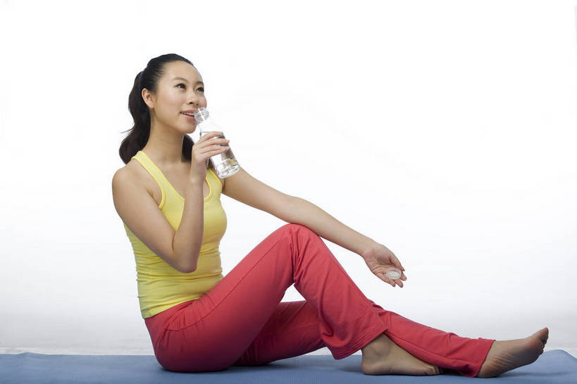 东方人,五官,眼睛,嘴,脸颊,手,头发,一个人,横图,时尚,水,北京,中国,仅一个年轻女性,仅一个女性,仅一个人,喝,生活,食物,黑色,休闲,健康,舒服,美女,姿势,生活方式,皮肤,动作,毛发,饮水,年轻女性,女人,女性,中国人,年轻人,坐着,半身,全身,愉快,bj174