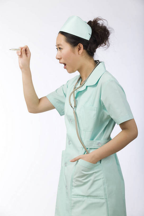 东方人,头发,一个人,护士,竖图,职员,北京,中国,仅一个年轻女性,仅一个女性,仅一个人,检查,工作,测量,职业装,黑色,体温计,听诊器,站着,职业,健康,舒服,夸张,美女,治疗,服务,生活方式,吃惊,温度,医疗,毛发,护士帽,体温,年轻女性,女人,女性,中国人,年轻人,白领,商人,上班族,半身,愉快,白领阶层,办公室职员,bj174