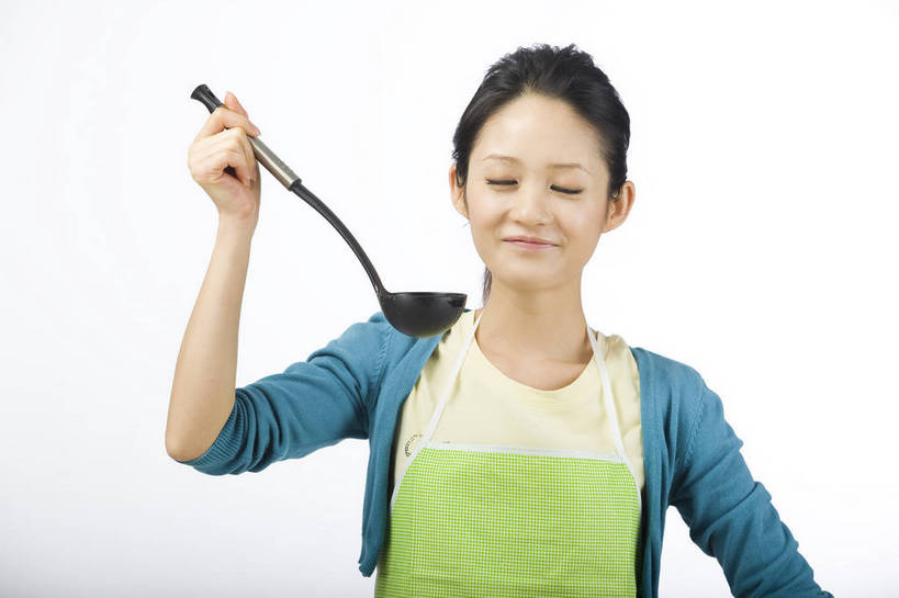 东方人,脸,头发,一个人,微笑,横图,家务,烹饪,北京,中国,仅一个年轻女性,仅一个女性,仅一个人,劳动,围裙,生活,休闲装,黑色,品尝,站着,休闲,健康,舒服,美女,生活方式,做菜,毛发,惜别,不舍,情有独钟,红药,将离,婪尾春,离草,犁食,没骨花,芍药,余容,年轻女性,女人,女性,中国人,年轻人,主妇,半身,愉快,bj174