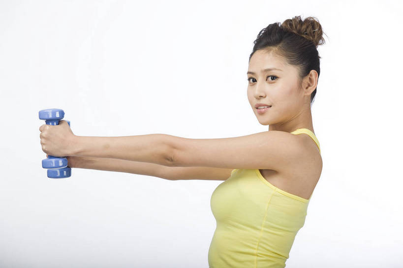 东方人,脸,头发,一个人,微笑,横图,锻炼,时尚,举重,哑铃,北京,中国,仅一个年轻女性,仅一个女性,仅一个人,生活,黑色,站着,休闲,健康,舒服,美女,姿势,生活方式,动作,减肥,毛发,健身器材,盘头,年轻女性,女人,女性,中国人,年轻人,半身,健身,愉快,bj174