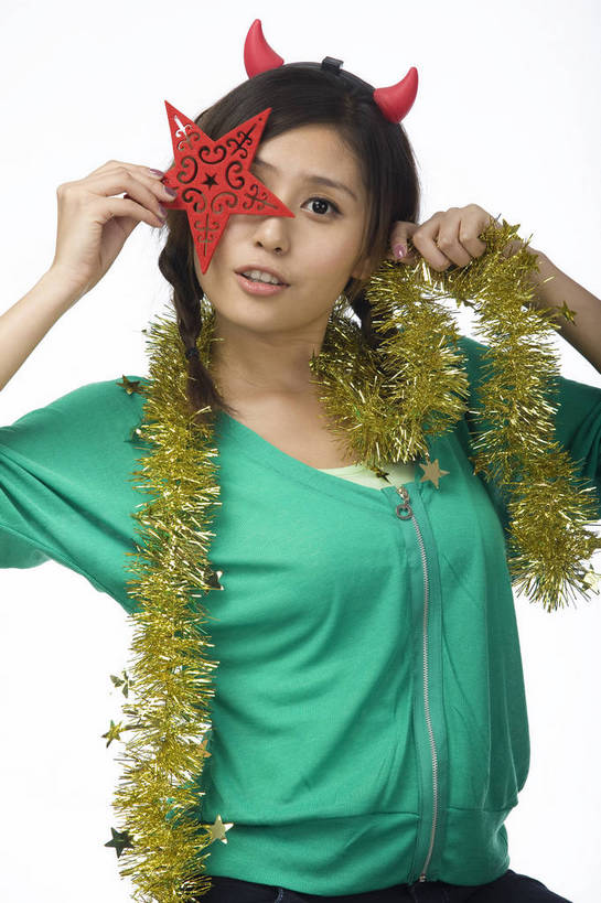 东方人,头发,一个人,微笑,竖图,时尚,礼物,北京,中国,新年,仅一个年轻女性,仅一个女性,仅一个人,节日,造型,头饰,生活,休闲装,红色,黑色,装饰物,休闲,健康,舒服,喜庆,美女,姿势,生活方式,毛发,五星,年轻女性,女人,女性,中国人,年轻人,坐着,半身,愉快,bj174