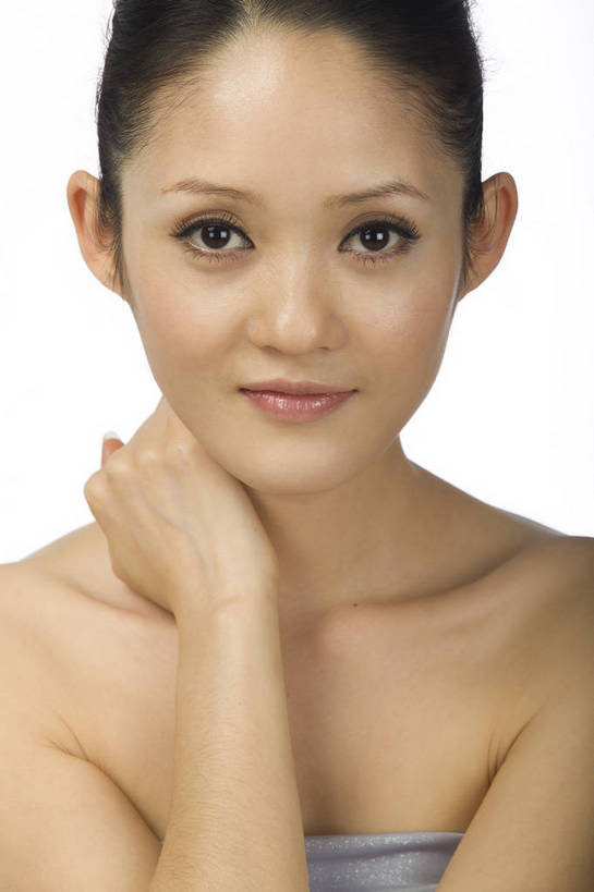 东方人,五官,眼睛,脸颊,手,头发,一个人,竖图,美容,时尚,北京,中国,仅一个年轻女性,仅一个女性,仅一个人,护肤,黑色,清洁,站着,休闲,健康,舒服,美女,头像,生活方式,皮肤,动作,毛发,年轻女性,女人,女性,中国人,年轻人,愉快,bj174