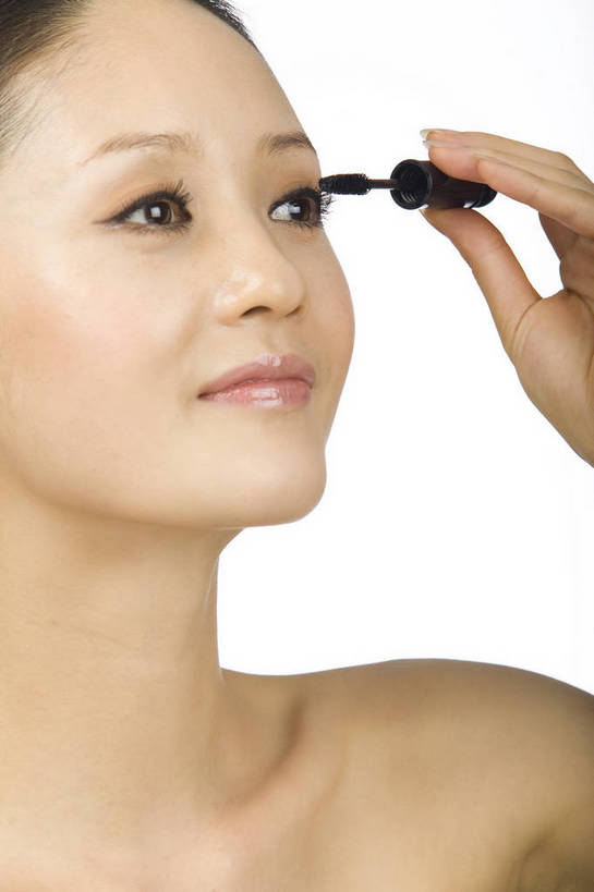 东方人,五官,眼睛,脸颊,手,头发,一个人,竖图,化妆,美容,时尚,北京,中国,仅一个年轻女性,仅一个女性,仅一个人,黑色,休闲,健康,舒服,美女,头像,生活方式,皮肤,修饰,睫毛刷,毛发,化妆用品,年轻女性,女人,女性,中国人,年轻人,愉快,bj174