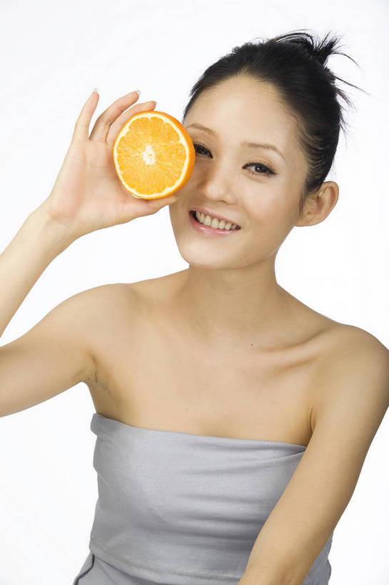 东方人,五官,眼睛,脸颊,手,头发,一个人,竖图,化妆,美容,水果,北京,中国,仅一个年轻女性,仅一个女性,仅一个人,护肤,造型,黑色,休闲,健康,舒服,美女,头像,生活方式,皮肤,修饰,毛发,化妆用品,年轻女性,女人,女性,中国人,年轻人,橘子,愉快,bj174