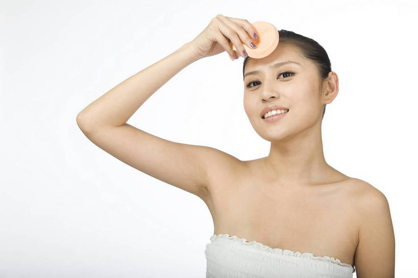 东方人,五官,眼睛,脸颊,手,头发,一个人,横图,化妆,美容,时尚,北京,中国,仅一个年轻女性,仅一个女性,仅一个人,涂抹,黑色,粉扑,休闲,健康,舒服,美女,头像,生活方式,皮肤,修饰,毛发,化妆用品,年轻女性,女人,女性,中国人,年轻人,愉快,bj174