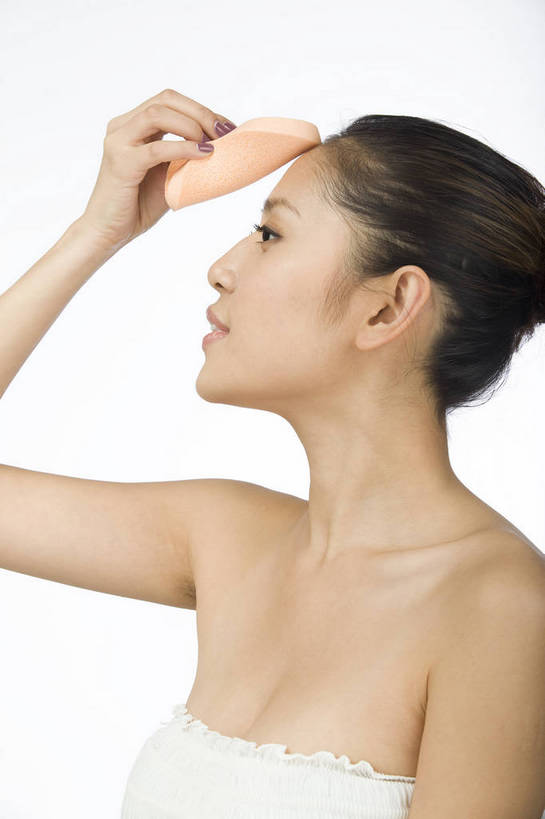 东方人,五官,眼睛,脸颊,手,头发,一个人,竖图,化妆,美容,时尚,北京,中国,仅一个年轻女性,仅一个女性,仅一个人,涂抹,黑色,粉扑,休闲,健康,舒服,美女,头像,生活方式,皮肤,修饰,毛发,化妆用品,年轻女性,女人,女性,中国人,年轻人,愉快,bj174