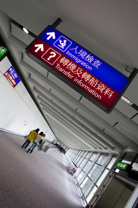 机场,竖图,彩色,室内,旅游,度假,名胜古迹,窗户,标志建筑,城市,地标,飞机场,建筑,指示牌,玻璃,香港,中国,遗迹,结构,图片,交通,古迹,文物,娱乐,建设,现代,大厅,古建筑,现代建筑,地标建筑,航站楼,享受,休闲,旅游胜地,放松,都市风光,文明,中国文化,候机楼,古文明,香港国际机场,繁荣,旅客航站楼,枢纽,航空站,空港,旅行,bj174