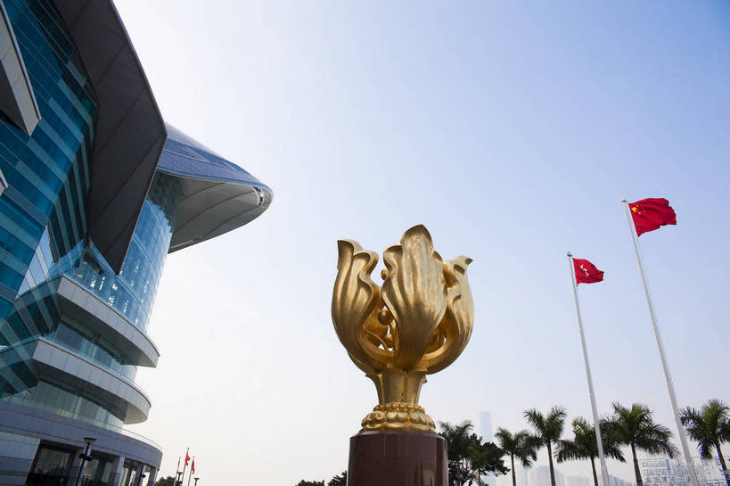 无人,横图,彩色,室外,白天,旅游,度假,名胜古迹,标志建筑,城市,地标,建筑,旗帜,雕塑,香港,中国,遗迹,艺术,装饰,雕刻,雕像,图片,古迹,文物,娱乐,旗子,建设,现代,古建筑,现代建筑,工艺品,地标建筑,享受,休闲,金色,旅游胜地,放松,纪念,美术,象征,都市风光,文明,中国文化,主题,陈列,紫荆花,古文明,功能,美学,旌旗,旗号,繁荣,旅行,bj174