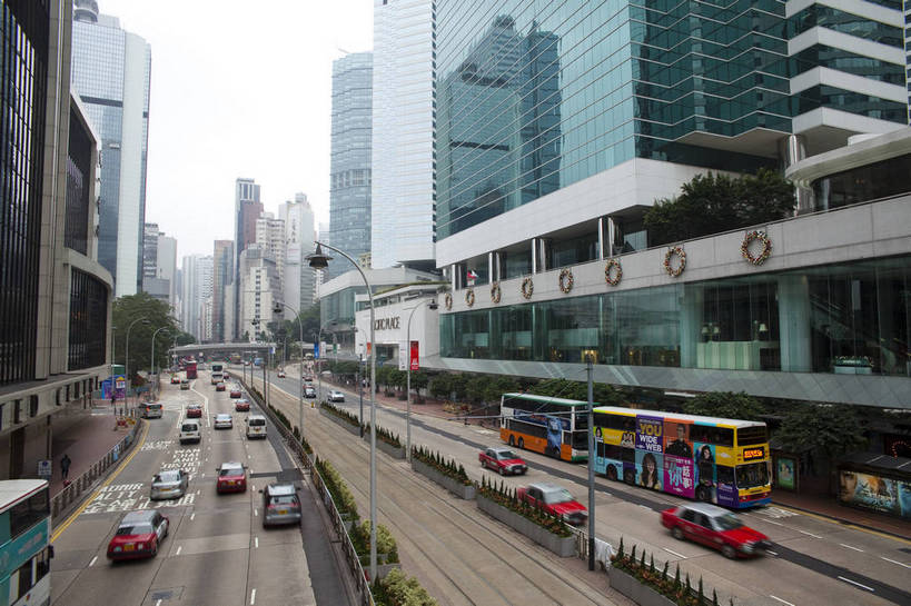 横图,彩色,室外,白天,旅游,度假,名胜古迹,标志建筑,城市,道路,地标,建筑,公共汽车,汽车,香港,中国,遗迹,图片,建筑群,交通,古迹,文物,娱乐,建设,现代,古建筑,地标建筑,享受,休闲,旅游胜地,摩天大厦,放松,都市风光,文明,中国文化,古文明,繁荣,旅行,购物中心,太古广场,bj174