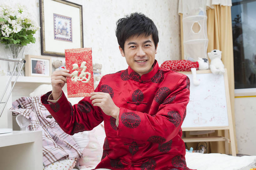 东方人,中年人,五官,脸,头发,一个人,家庭,父亲,笑,横图,彩色,室内,正面,民族服装,卧室,北京,中国,春节,新年,亚洲,传统服饰,节日,书法,图片,红色,黑色,休闲,健康,舒服,温暖,温馨,喜庆,一家人,家居,摄影,生活方式,和睦,毛发,气氛,居室,男人,中国人,年轻人,坐着,半身,愉快,福字帖,唐装,融洽,传统文化,bj174